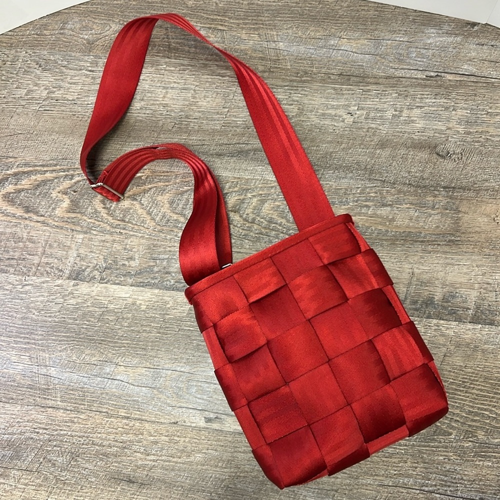 Harvey’s The Original Seatbelt Crossbody Messenger Bag